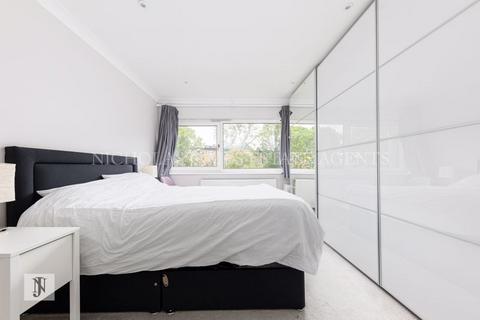 136 Avenue Road, London, N14 4DU