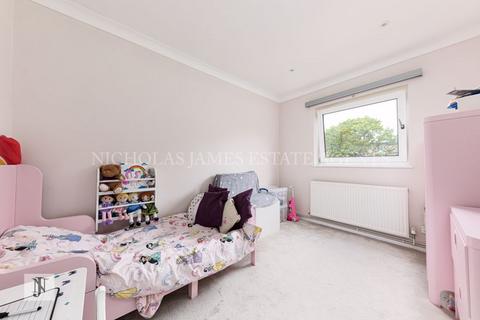 136 Avenue Road, London, N14 4DU