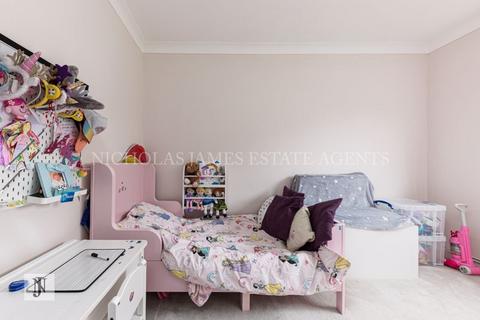 136 Avenue Road, London, N14 4DU