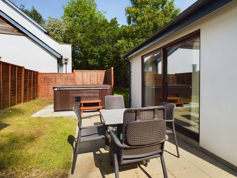 Garden with hot tub