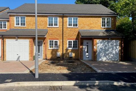 4 bedroom semi-detached house to rent, Wingate Road, Luton