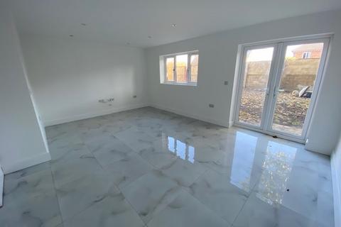 4 bedroom semi-detached house to rent, Wingate Road, Luton
