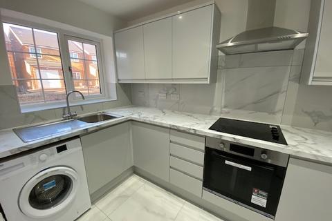 4 bedroom semi-detached house to rent, Wingate Road, Luton