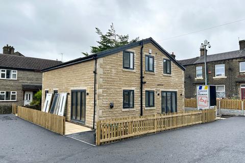 4 bedroom detached house for sale, Commercial Street, Queensbury, Bradford, BD13