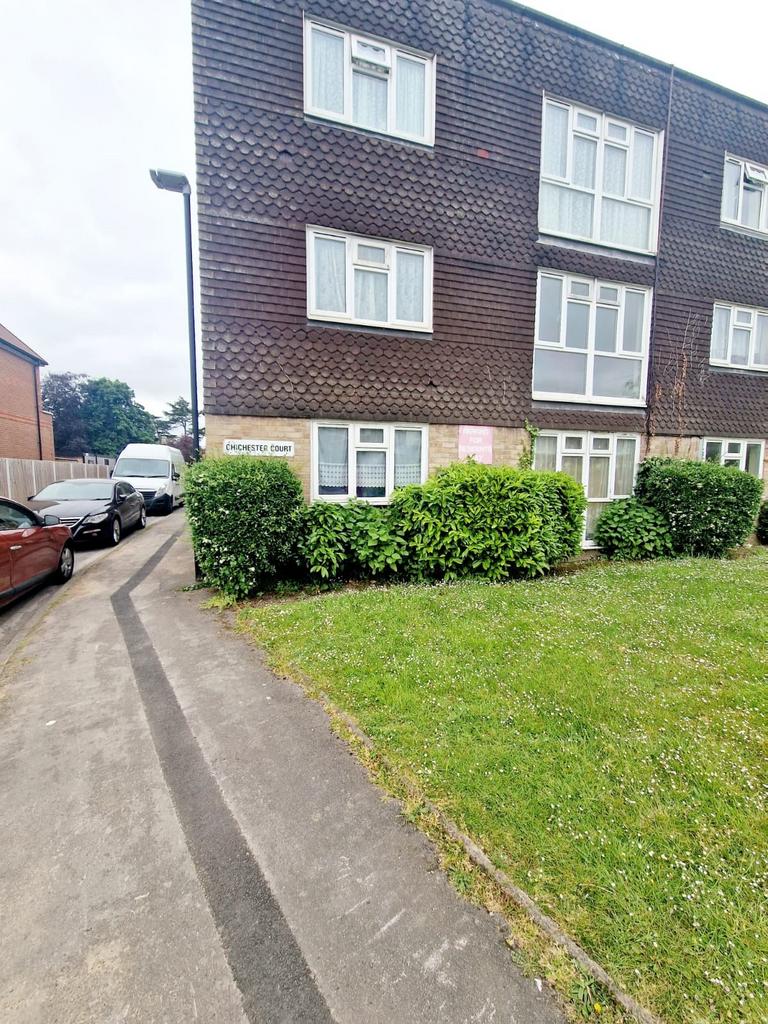 Chichester Court, Slough, SL1 2 bed flat £1,400 pcm (£323 pw)