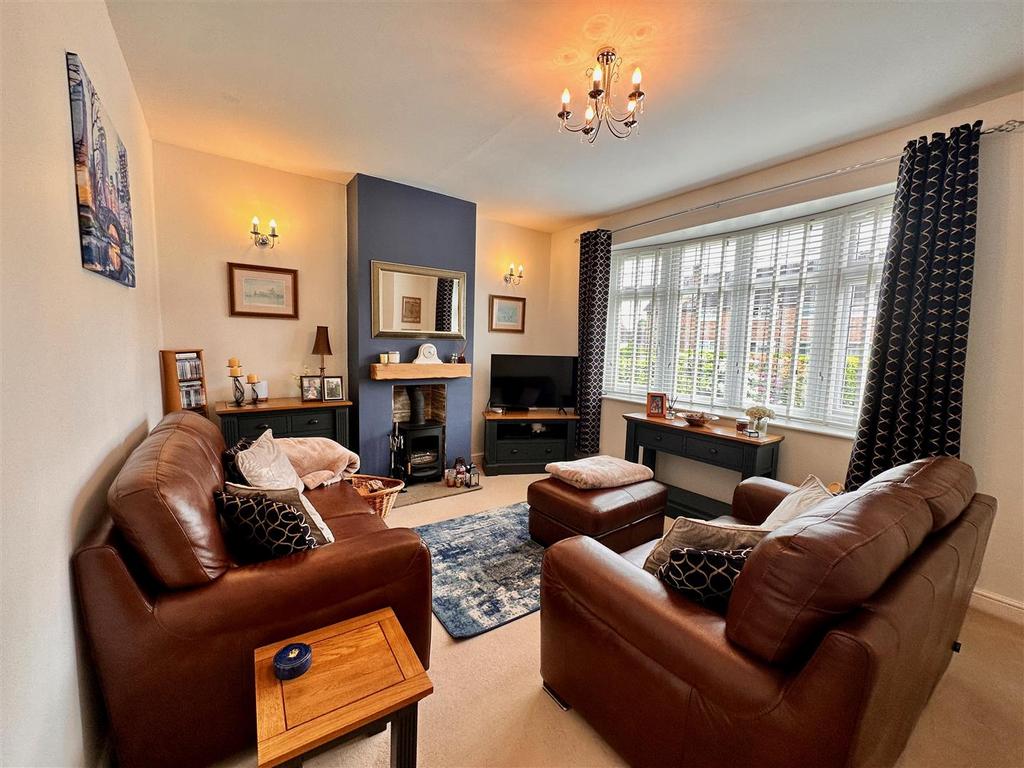 Ringhills Road, Bilbrook, Wolverhampton 3 bed semidetached bungalow