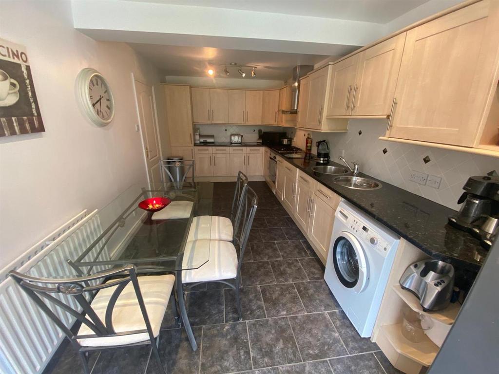 Kitchen 2.jpg