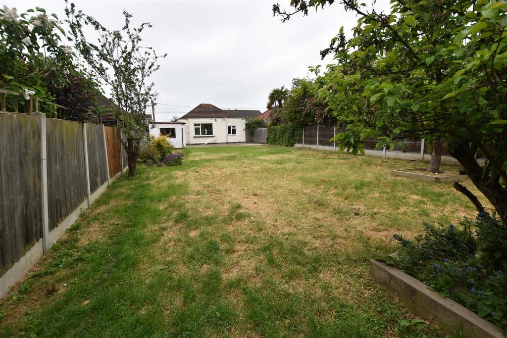 Clinton Road, Canvey Island SS8 3 bed detached bungalow for sale £360,000