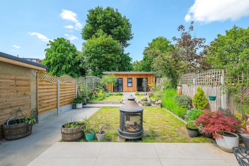 13 Lorne Gardens ext-2 resized.jpg