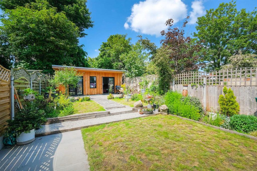 13 Lorne Gardens ext-3 resized.jpg