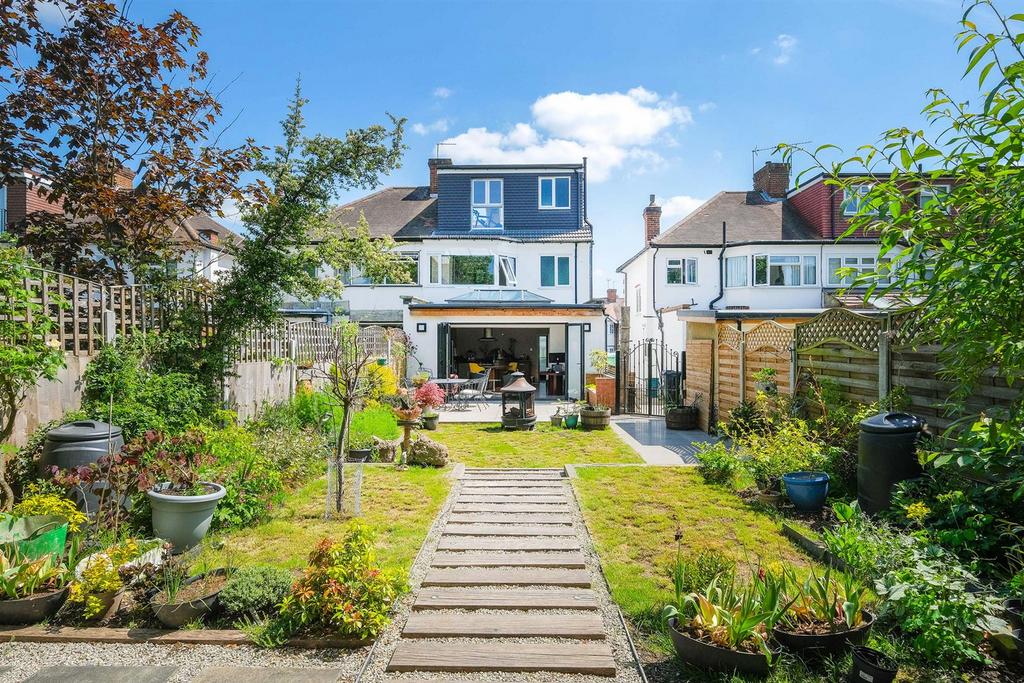 13 Lorne Gardens ext-8 resized.jpg