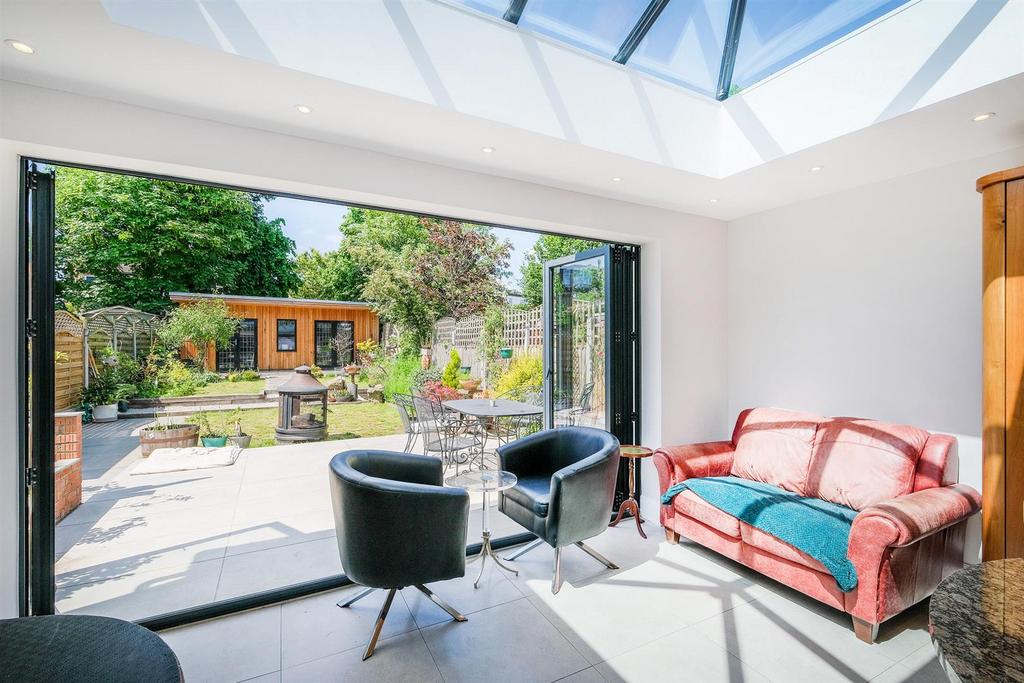 13 Lorne Gardens-4 resized.jpg