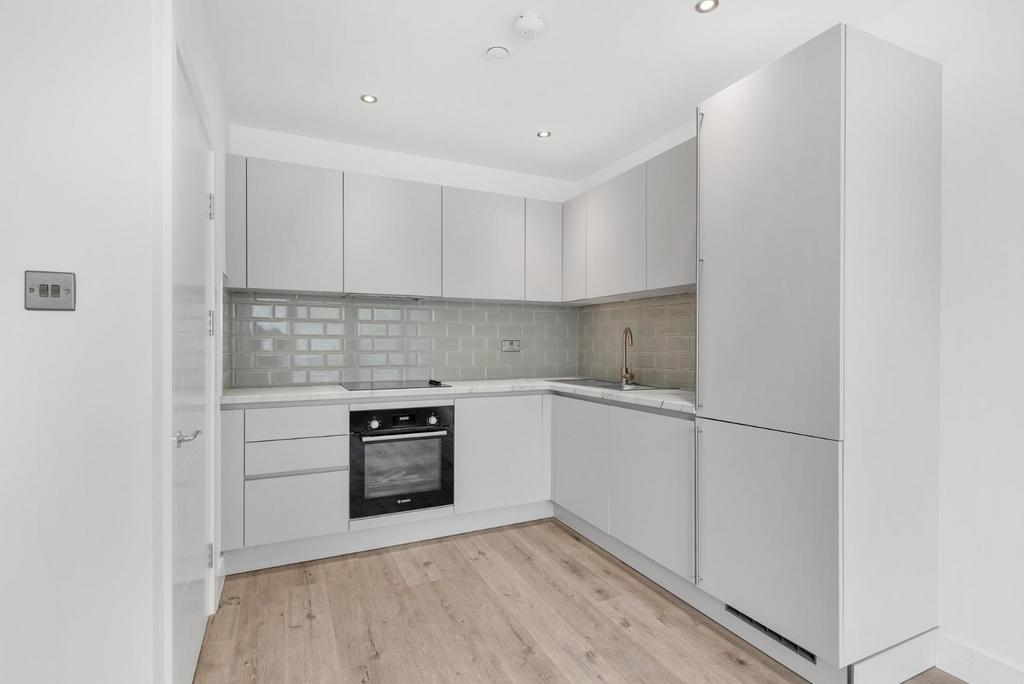 Victoria Road, Horley 1 bed flat £1,100 pcm (£254 pw)