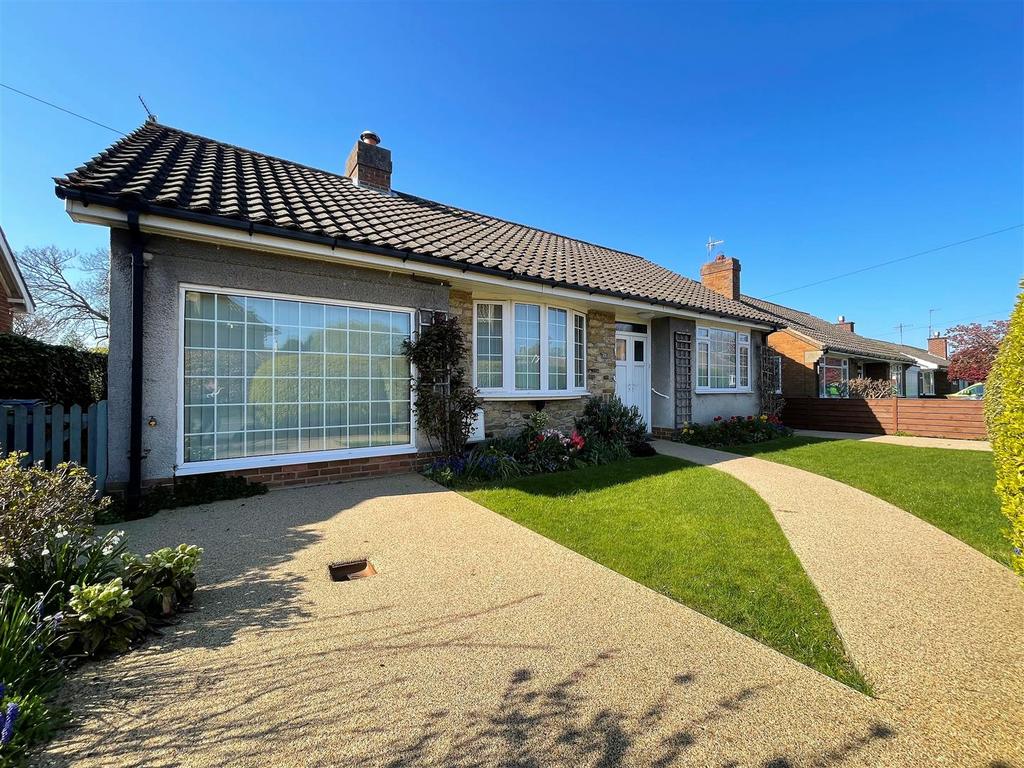 Hackness Drive, Scarborough 2 bed detached bungalow for sale £340,000