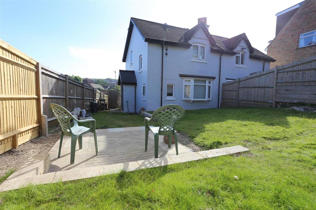 Mile Oak Road, Portslade, Brighton 2 bed house £1,400 pcm (£323 pw)