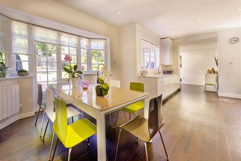 25 Deansway, London, N2 0NF