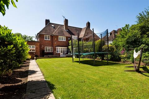 25 Deansway, London, N2 0NF