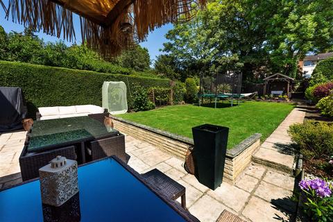 25 Deansway, London, N2 0NF