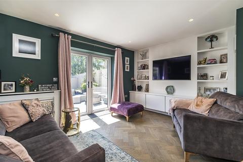 43 Parkview Way, Epsom, KT19 8FA