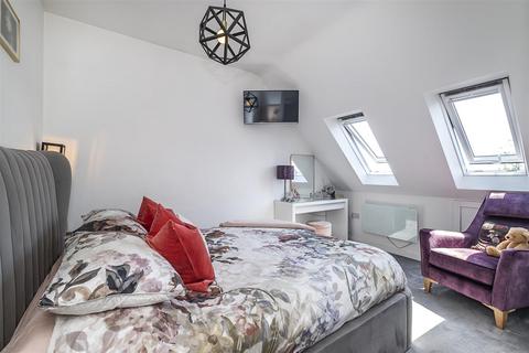 43 Parkview Way, Epsom, KT19 8FA