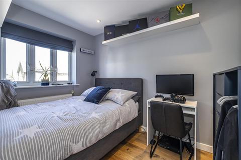 43 Parkview Way, Epsom, KT19 8FA
