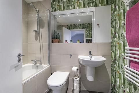 43 Parkview Way, Epsom, KT19 8FA