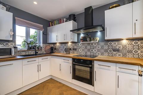 43 Parkview Way, Epsom, KT19 8FA