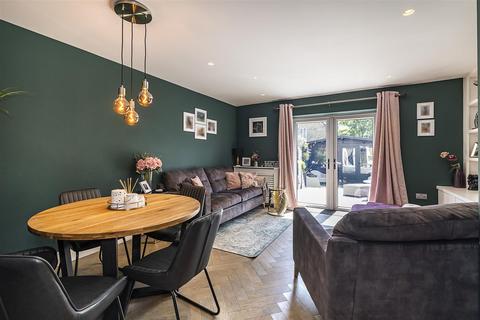 43 Parkview Way, Epsom, KT19 8FA