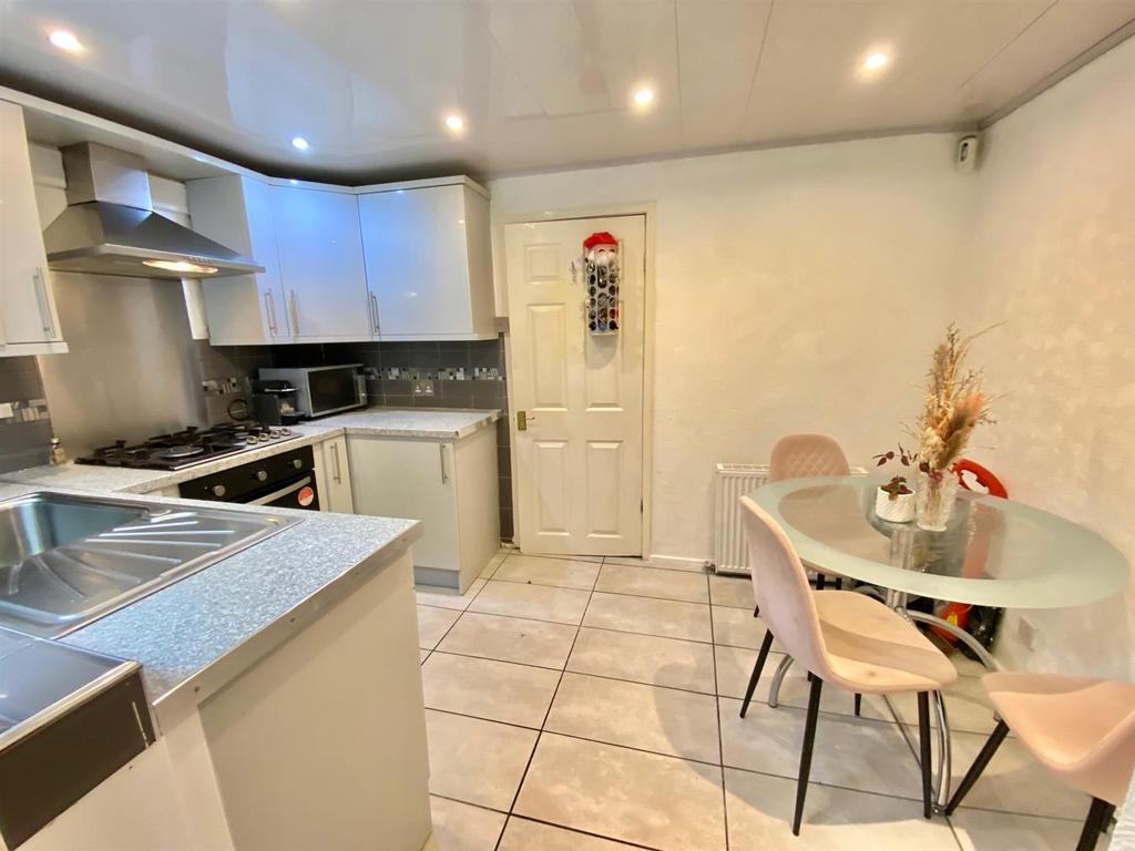 Kitchen2.jpg