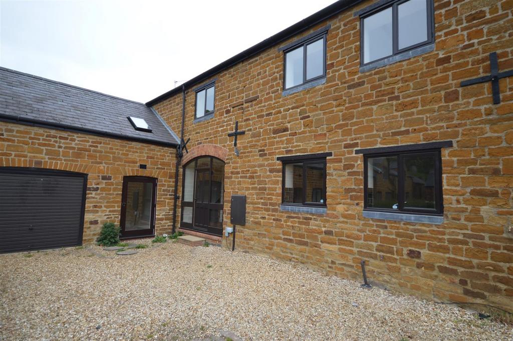 Rugby Road, Lower Harlestone, Northampton 4 bed barn conversion to rent