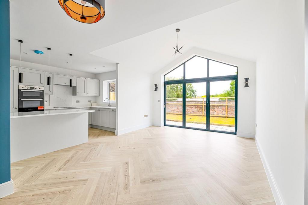 Spring Hill, Kingswood 2 bed semidetached bungalow for sale £375,000