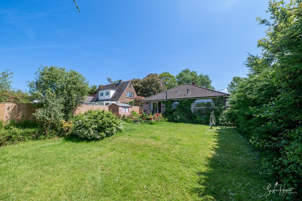 Main Road, Havenstreet 3 bed detached bungalow for sale £415,000
