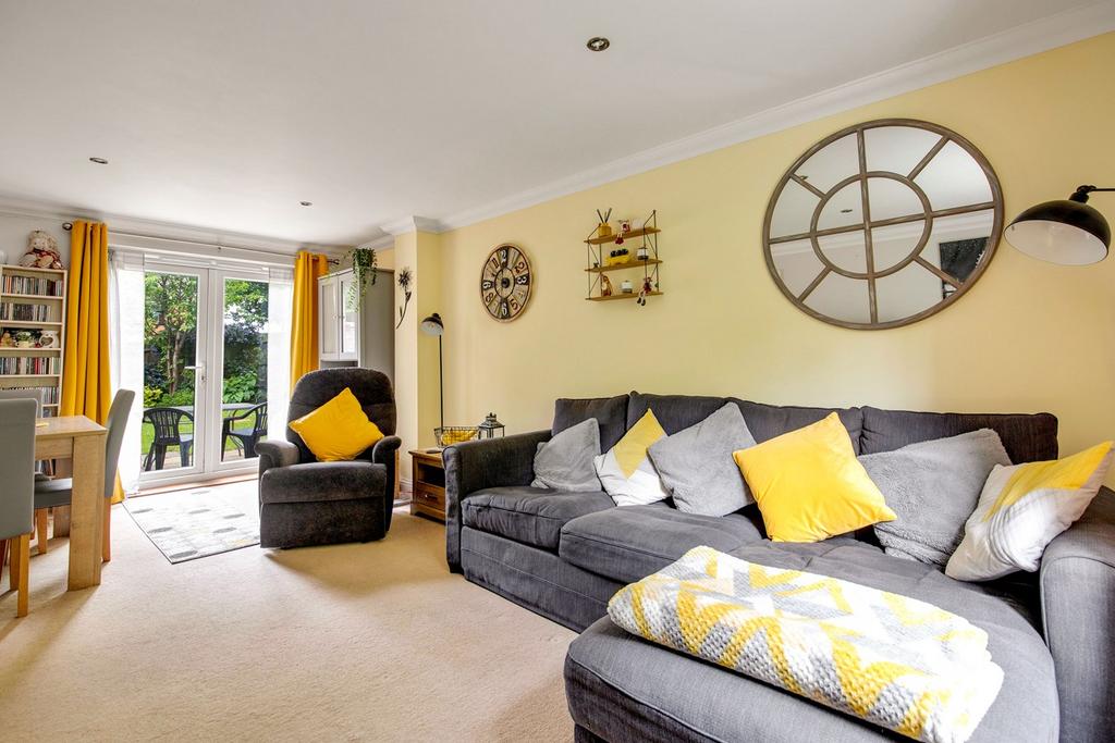 Galahad Way, Whitfield, Dover, CT16 3 bed semidetached house £300,000