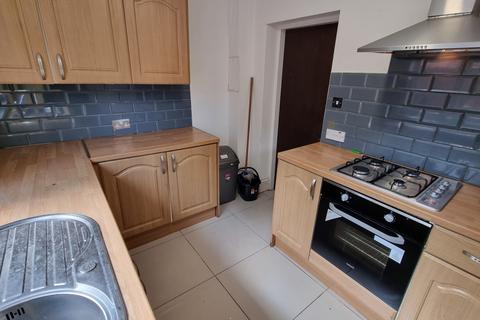 3 bedroom terraced house to rent, Maine Road, M14 7WG