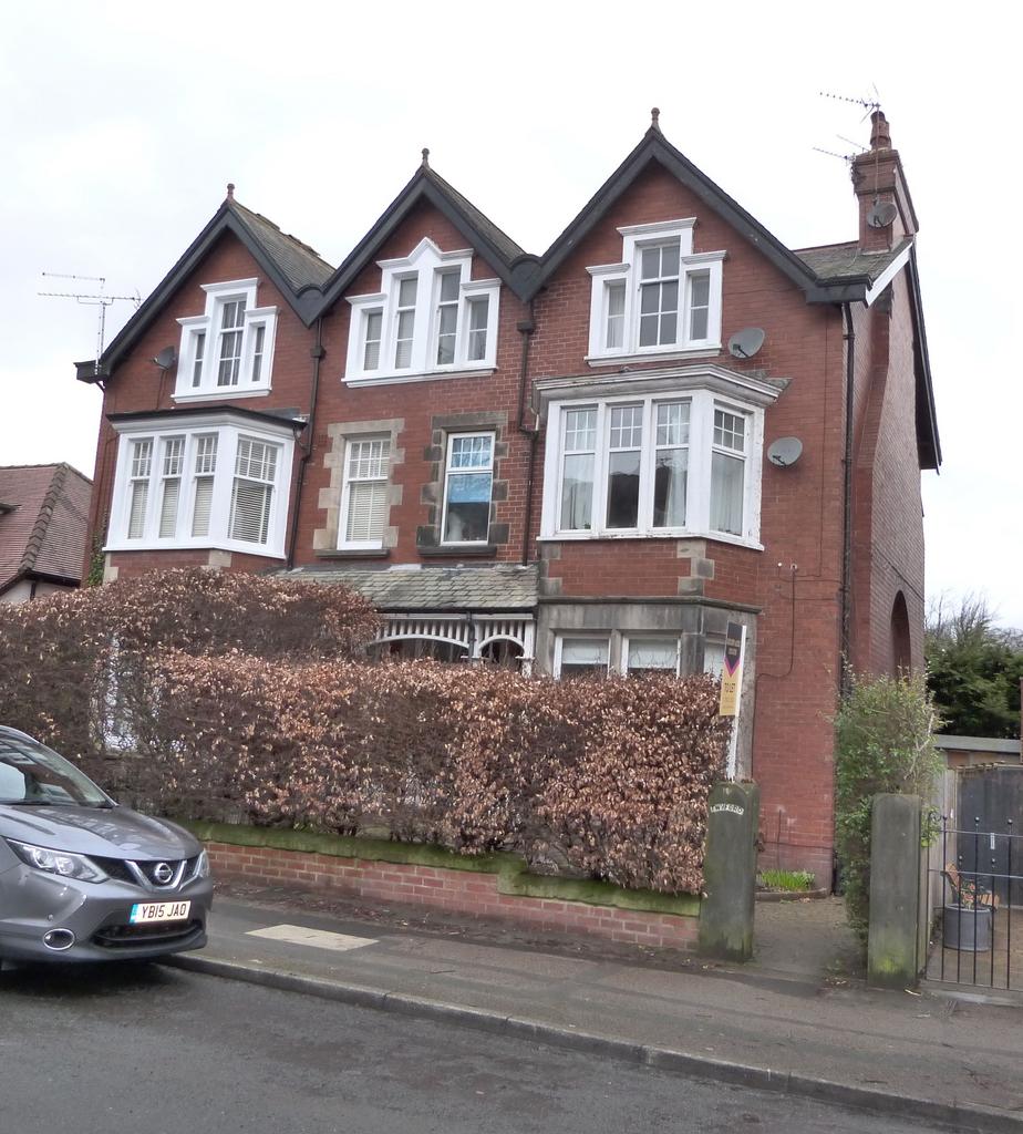 St Road, Harrogate, HG2 2 bed ground floor flat £1,000 pcm (£