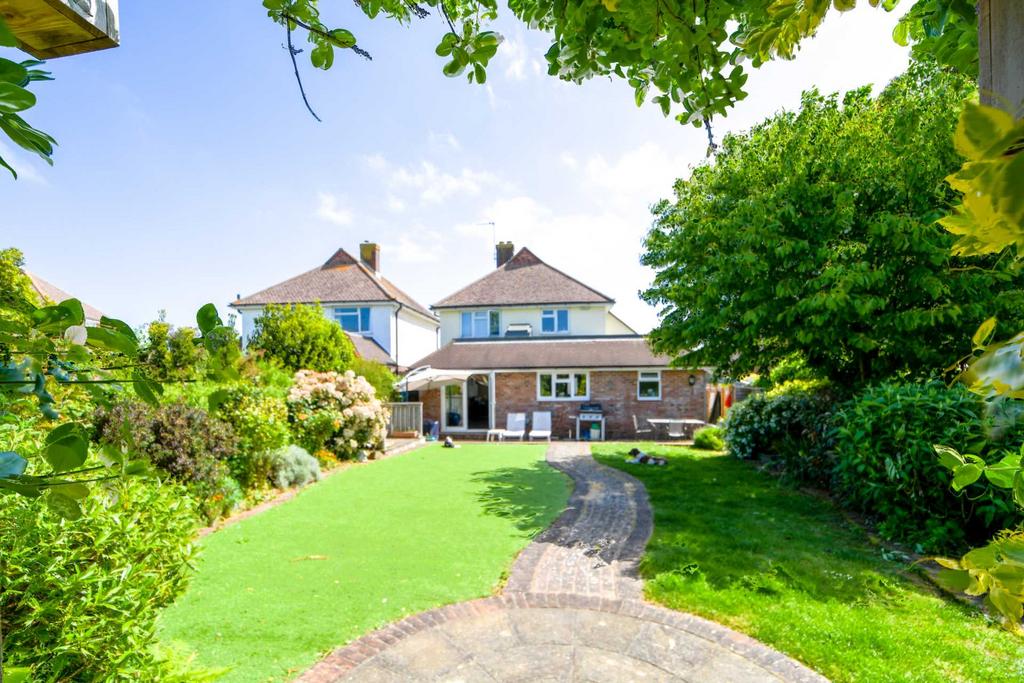 Meadowlands Avenue, Eastbourne 3 bed detached house for sale £495,000