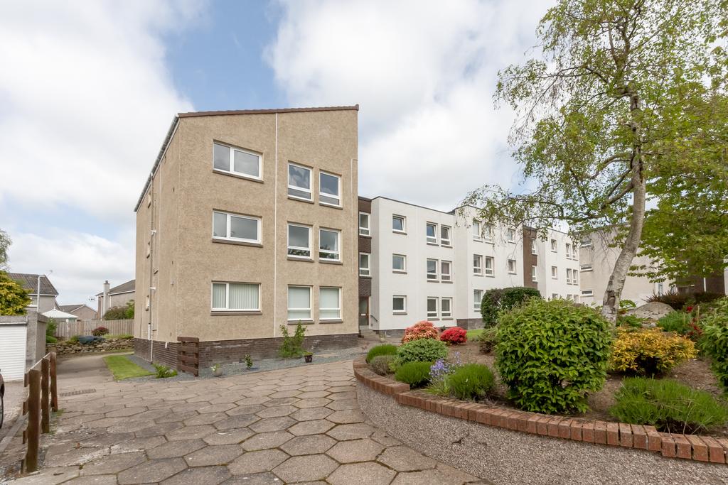 3 Grampian Gardens 2 bed flat £75,000