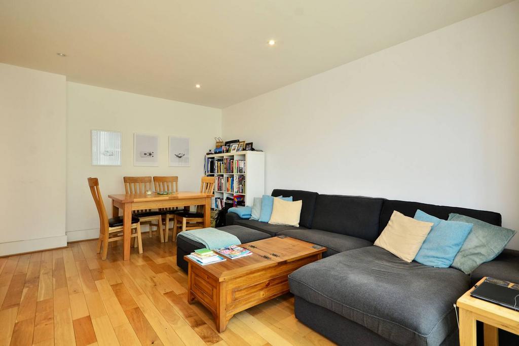 Ensign House, Battersea Reach, Battersea, London, SW18 2 bed flat £