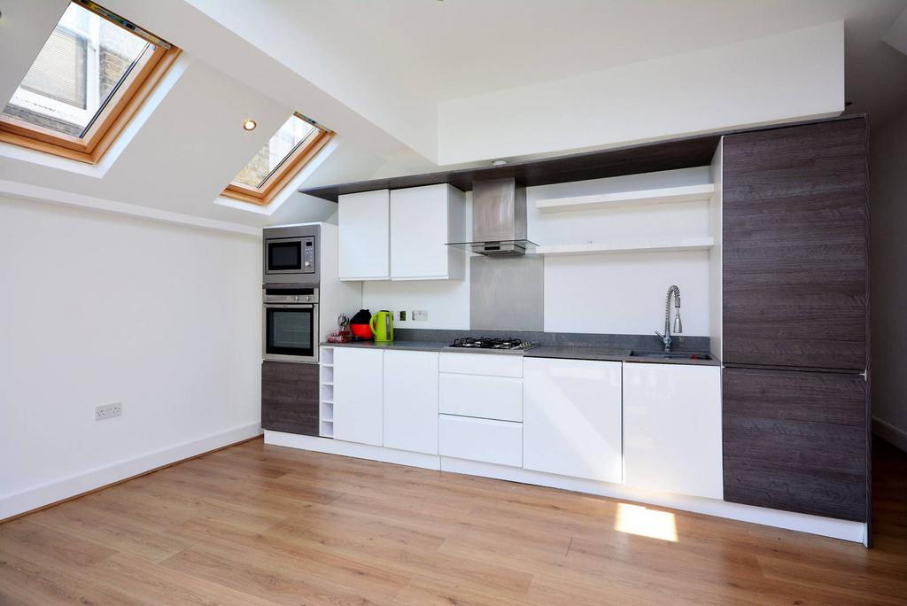 Silver Crescent, Chiswick, London, W4 3 bed flat £2,899 pcm (£669 pw)