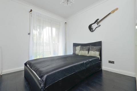 3 bedroom flat for sale, Westridge Court, Ealing, London, W5