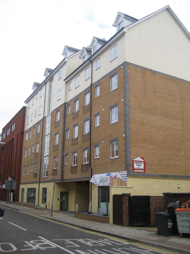 Mill Gardens, - Mill Street, Luton 2 Bed Flat - £1,450 Pcm (£335 Pw)