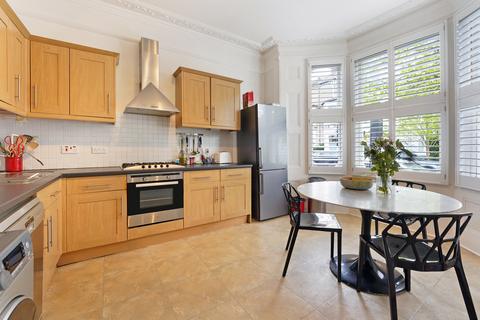 3 bedroom flat for sale, Almeric Road, SW11