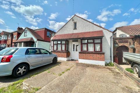 3 bedroom bungalow for sale - Chesterfield Road, West Ewell, Epsom, Surrey, KT19 9QR