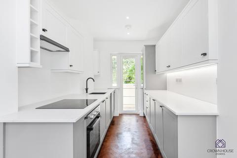 3 bedroom flat for sale, Edgware Court, Edgware, Greater London, HA8
