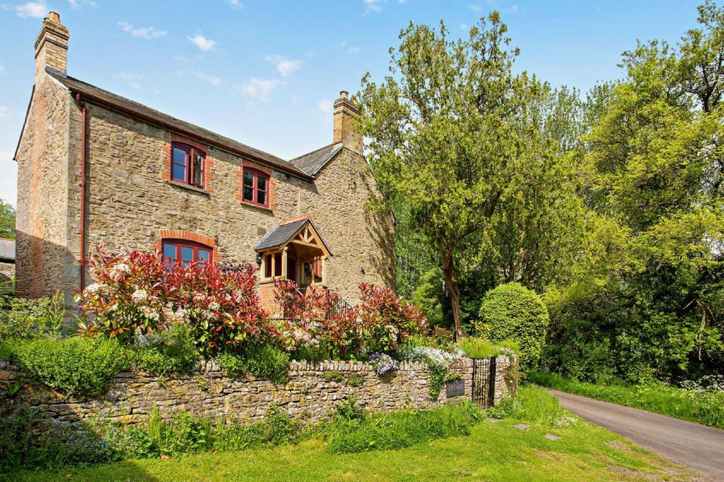 Glen Usk Road, Llanhennoc 3 bed detached house to rent £1,750 pcm (£