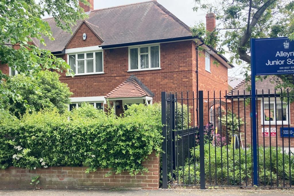 East Dulwich SE22 3 bed house to rent £3,000 pcm (£692 pw)