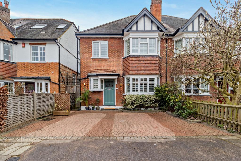 Meadow Road, Pinner, HA5 4 bed semidetached house £1,069,999