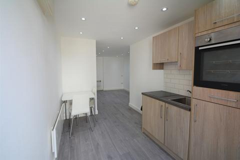 Studio to rent, West Molesey