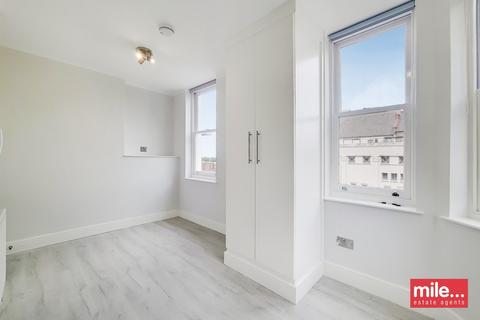 Studio to rent, North End Road, London
