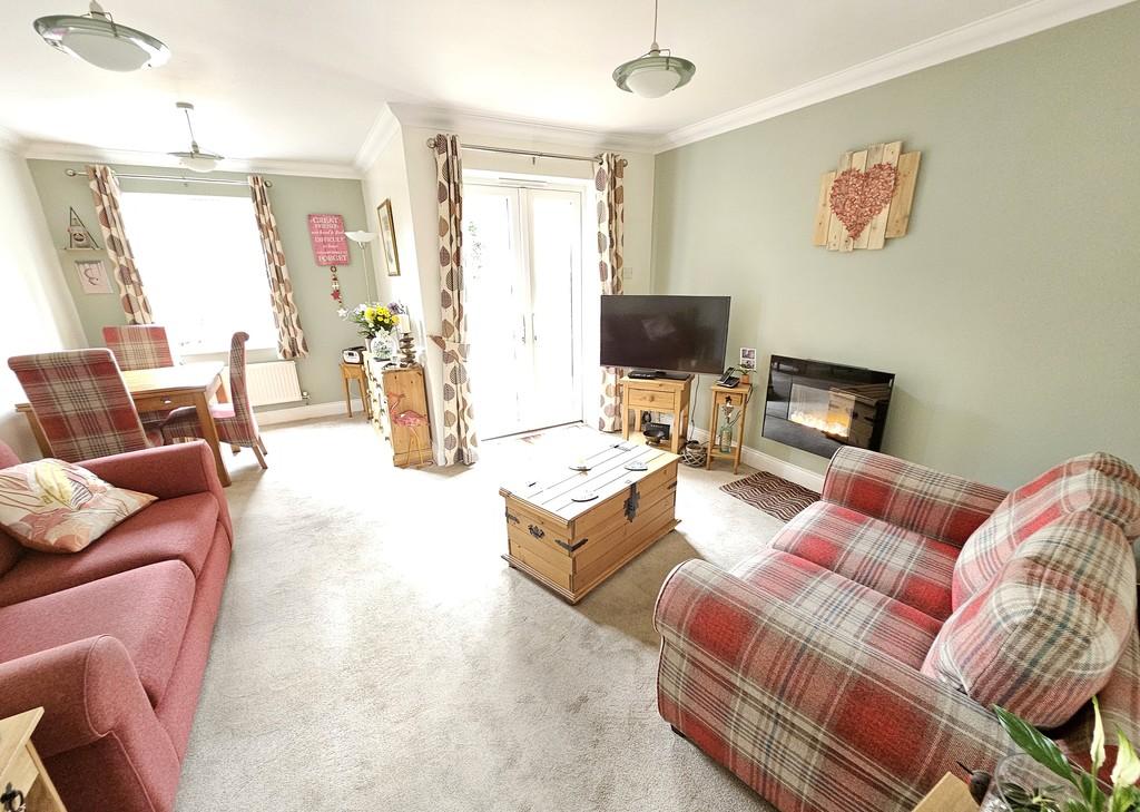 Manor Road, Brackley 3 bed semidetached house for sale £320,000
